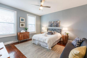 Stylish Flat in Walkable Downtown w Parking